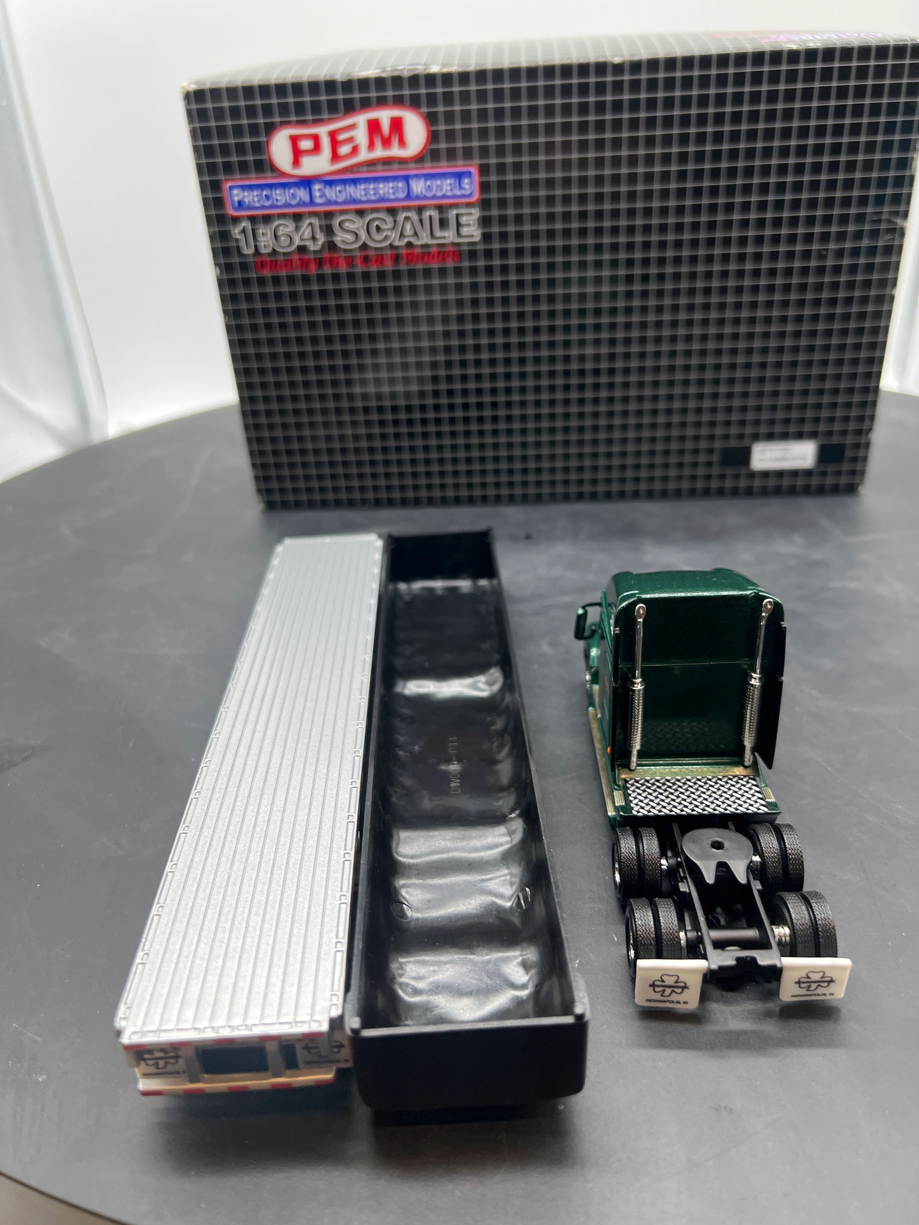 PEM M75706 SHAMROCK Freightliner Semi w/ Flatbed Trailer & Tarped Load 1:64 SCALE NEW - Image 5