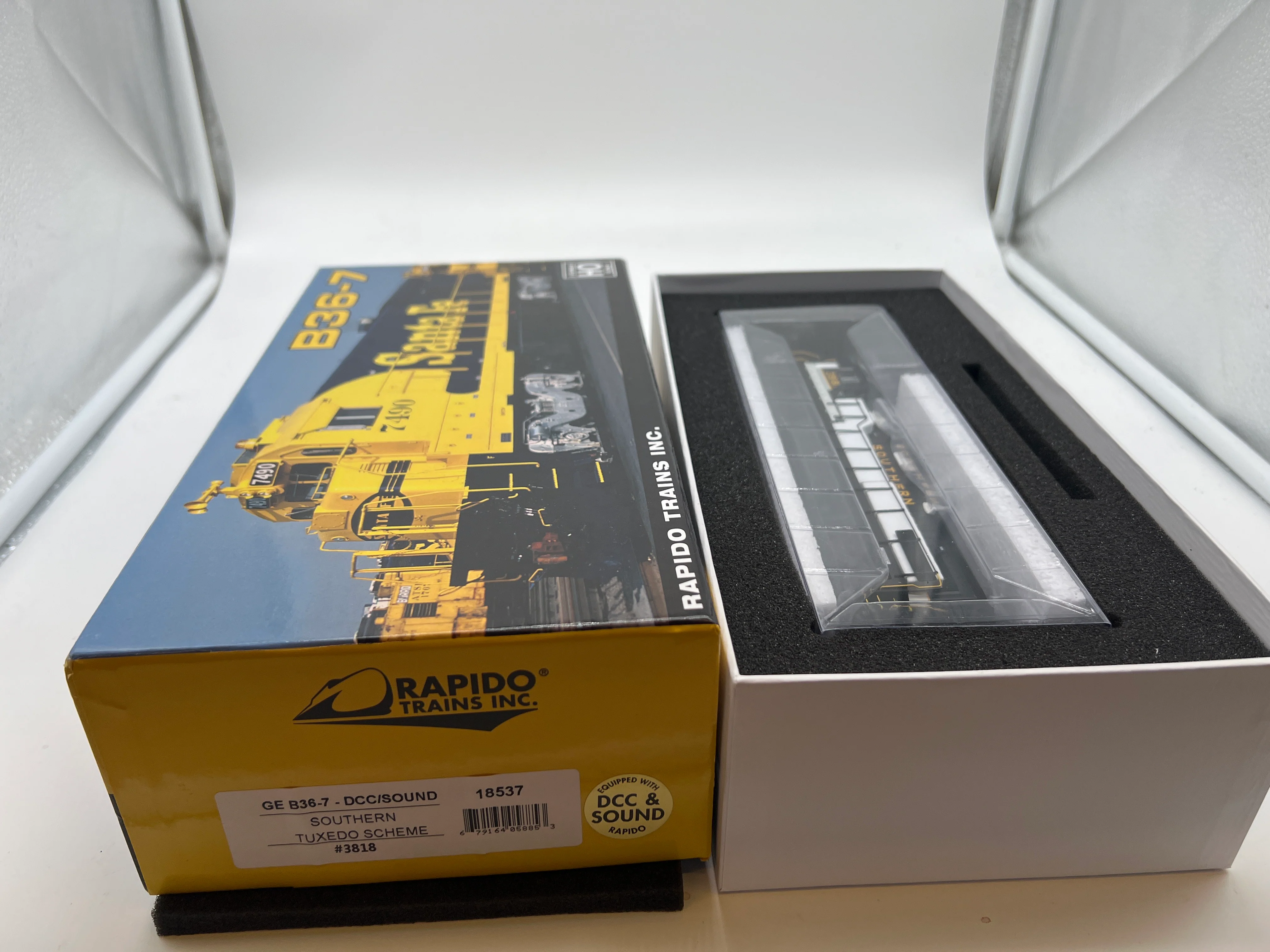 Rapido 18537 GE B36-7 High-Nose - LokSound and DCC -- Southern Railway #3818 (Tuxedo Scheme; black, white, gold)  HO SCALE NEW - Image 2