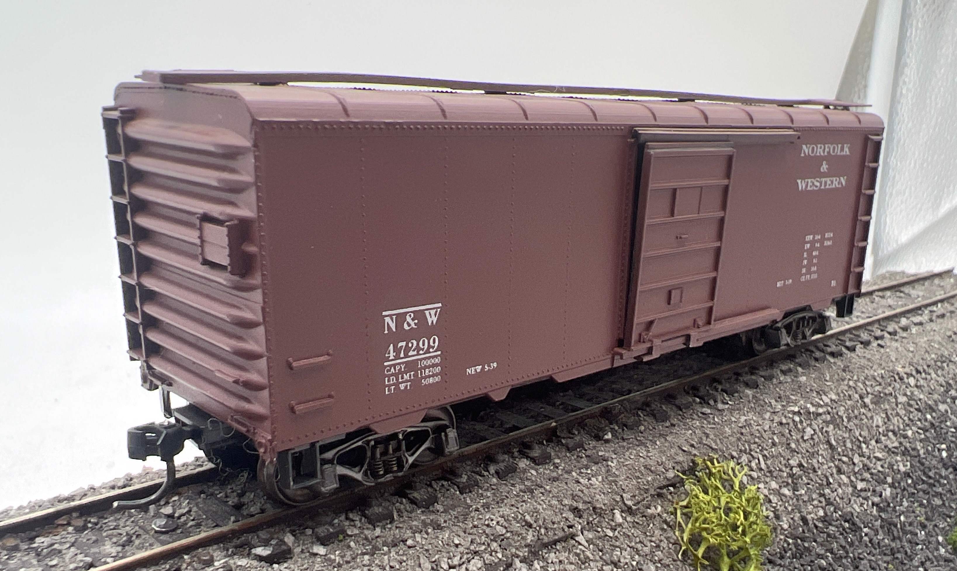 Roundhouse 1083 N&W 50' Roundtop Single Door Boxcar  HO Scale Like New - Image 2