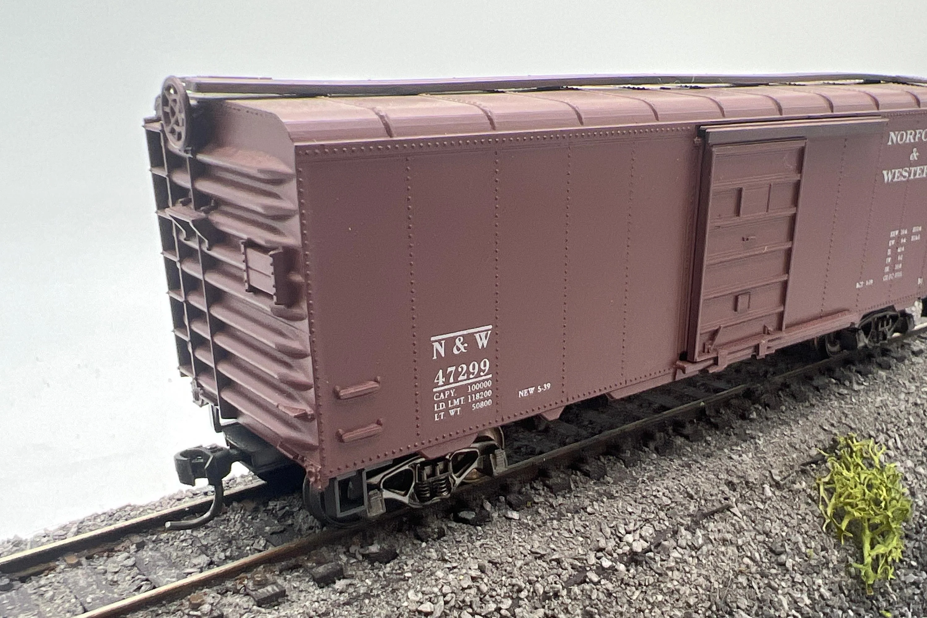 Roundhouse 1083 N&W 50' Roundtop Single Door Boxcar  HO Scale Like New - Image 3