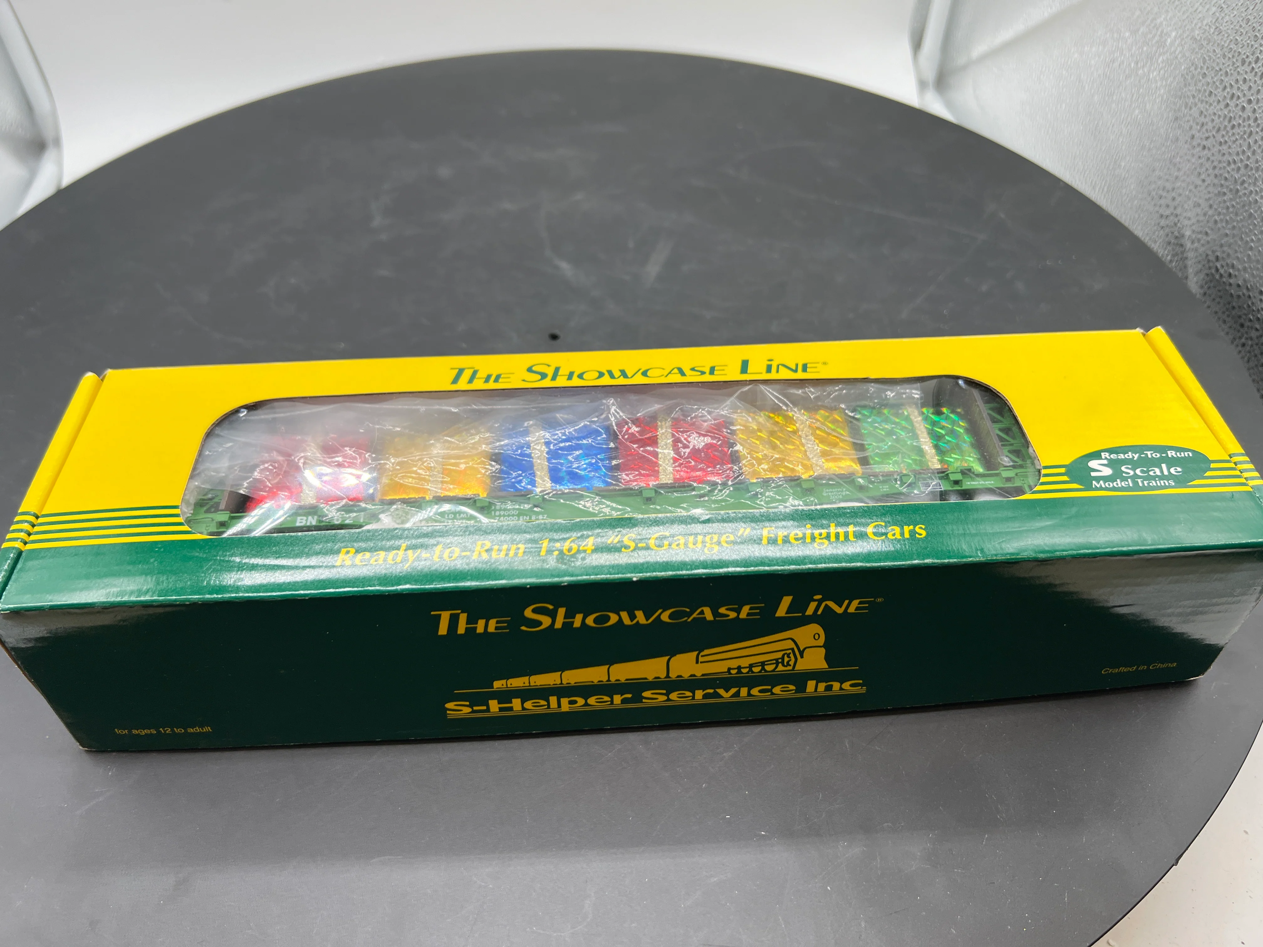 S Helper Service, #01728 Showcase Line, 2006 Christmas packages on flat car S SCALE NEW - Image 2