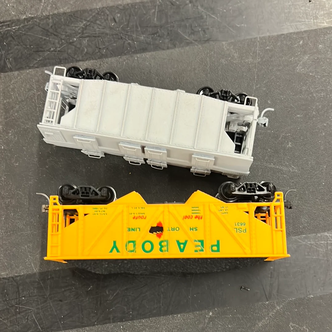 Set of 2 Hopper Cars 1 Die Cast 1 Peabody with Load HO SCALE used - Image 3