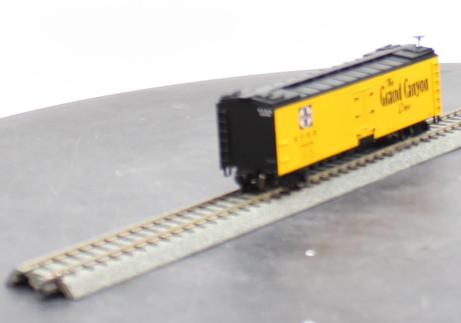 Walthers 25968 SANTA FE 40 Early Wood Reefer Mainline #910-41219 HO Scale Like New - Image 3