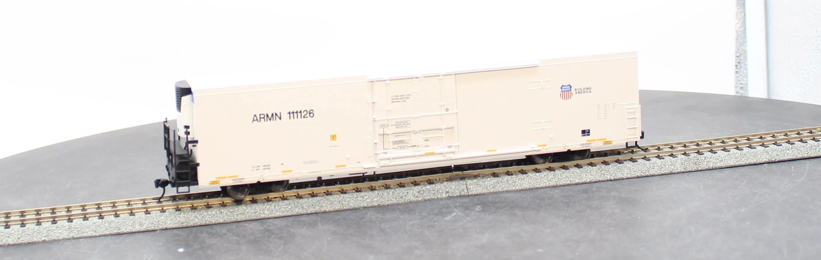 Walthers 910-4105 UNION PACIFIC 72' Modern Refrigerator Boxcar Mainline white #111126 HO Scale NEW - Image 2
