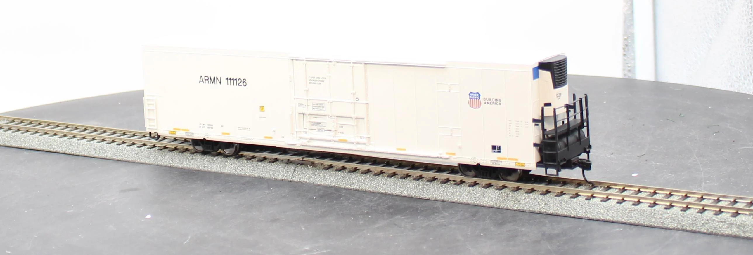 Walthers 910-4105 UNION PACIFIC 72' Modern Refrigerator Boxcar Mainline white #111126 HO Scale NEW - Image 4