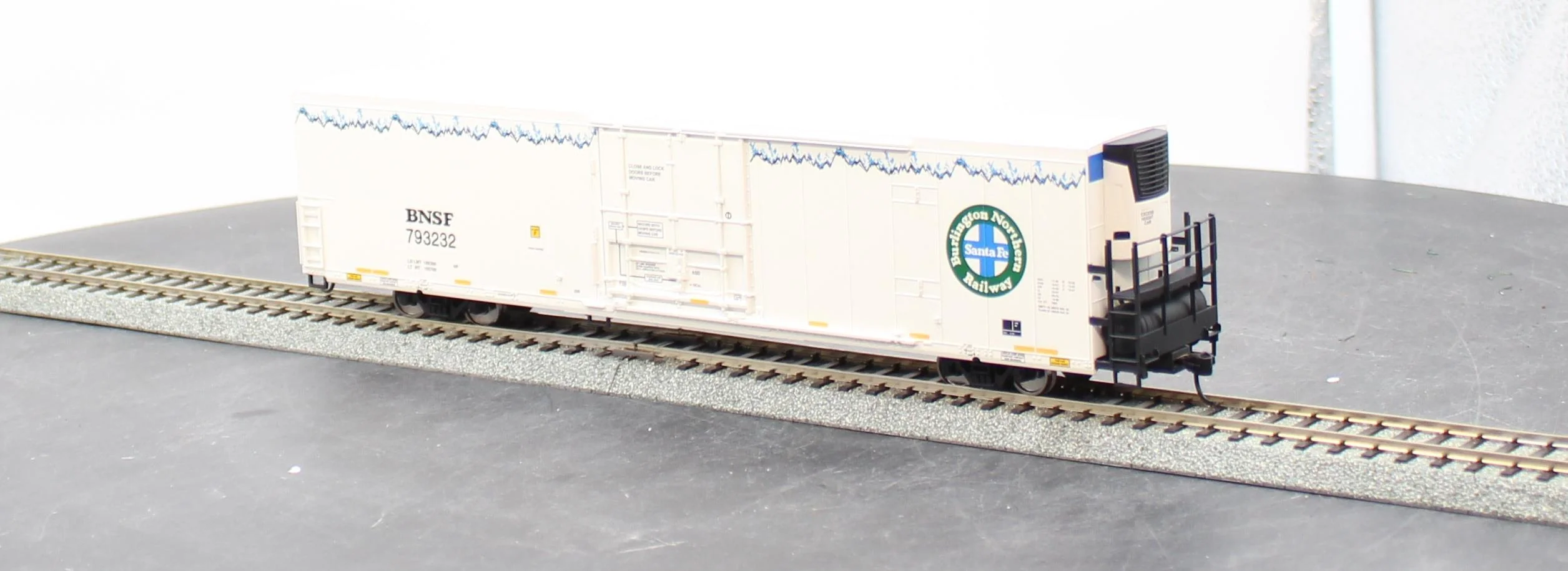 Walthers 910-4114 BURLINGTON NORTHERN SANTA FE 72' Modern Refrigerator Boxcar Mainline #793232 HO Scale NEW - Image 4