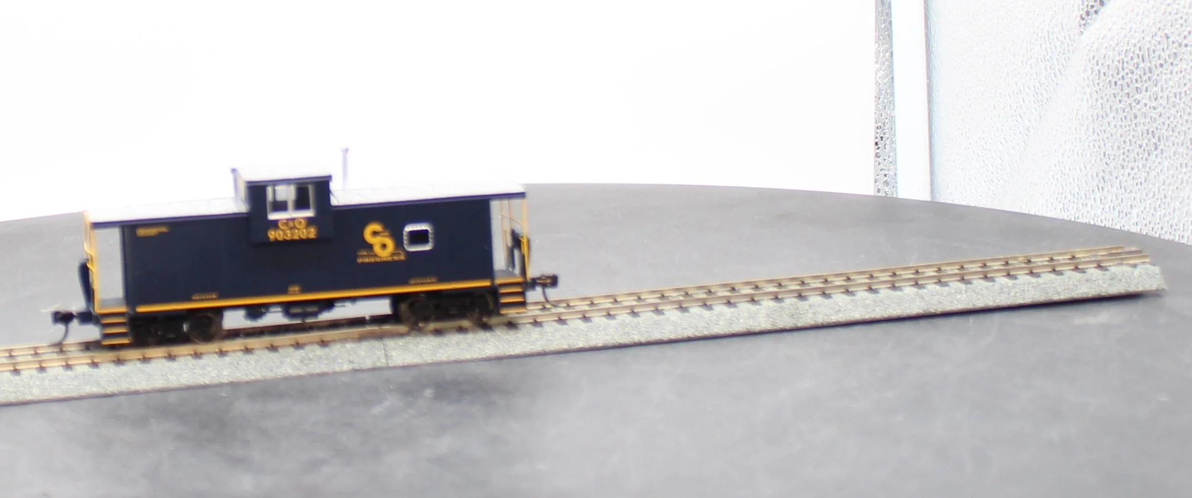 Walthers 910-8710 CHESAPEAKE & OHIO Extended Wide-Vision Caboose Mainline #903202 HO Scale NEW - Image 2