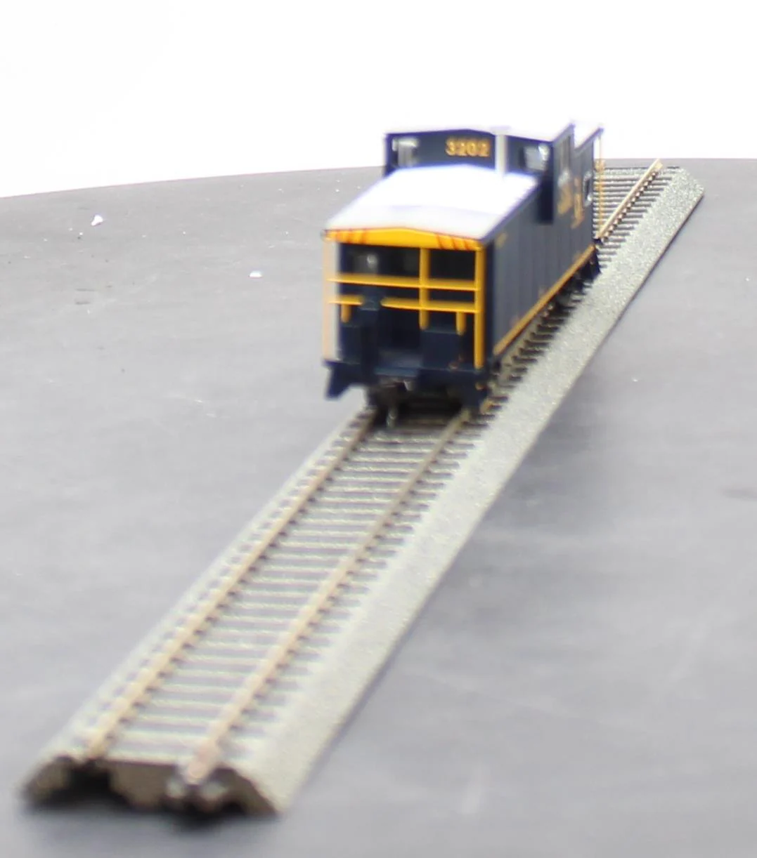 Walthers 910-8710 CHESAPEAKE & OHIO Extended Wide-Vision Caboose Mainline #903202 HO Scale NEW - Image 6