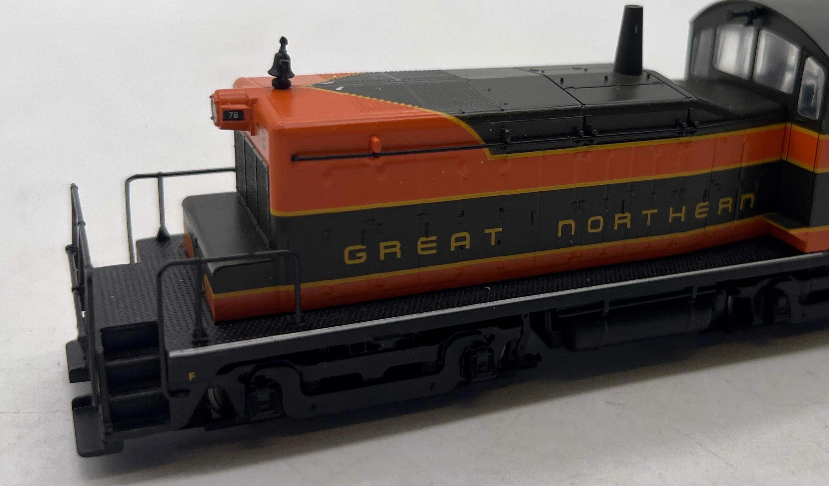 Walthers 910-9214 GREAT NORTHERN EMD SW1 Mainline Omaha Orange, Pullman Green, yellow #78 HO Scale Used Excellent - Image 2