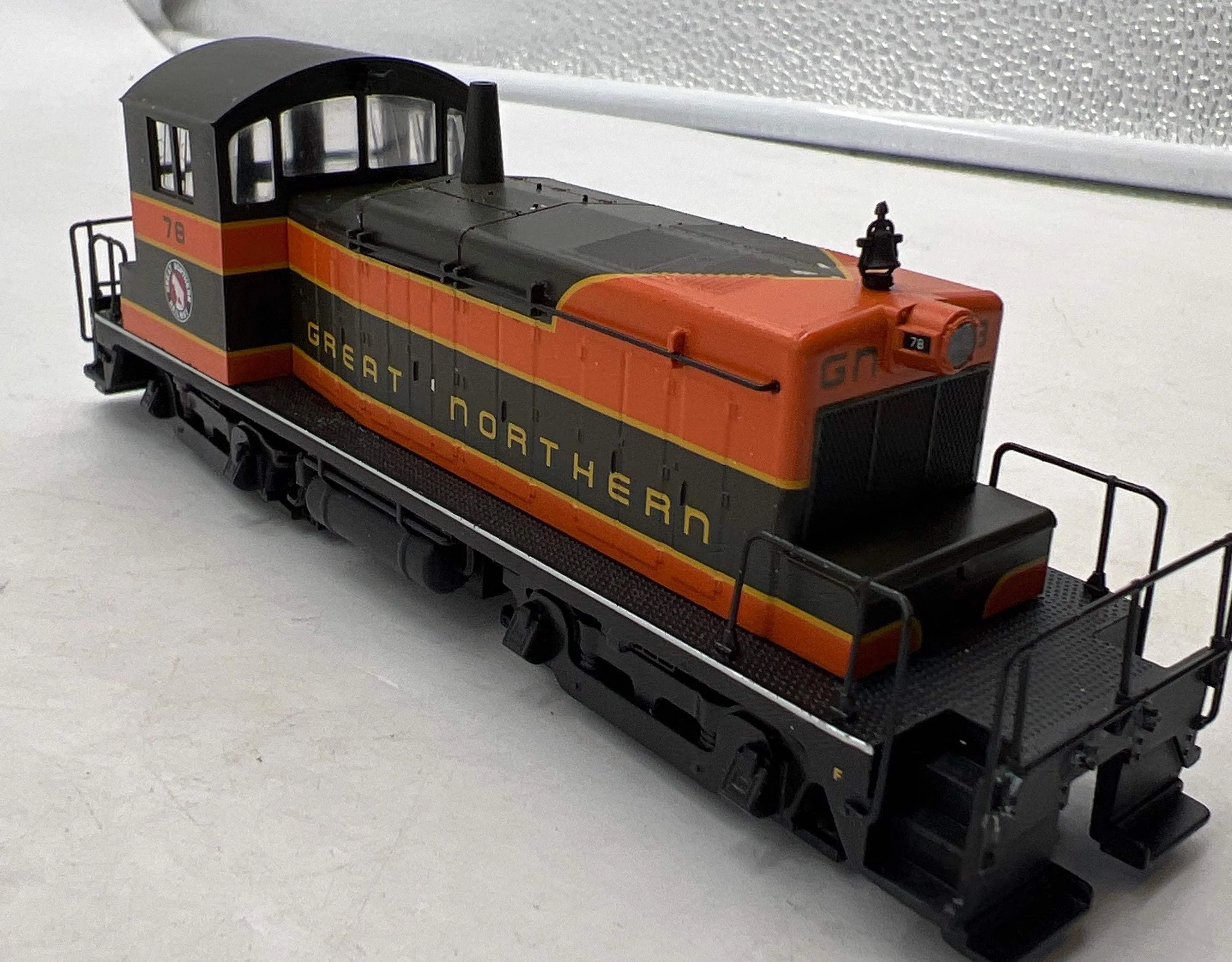 Walthers 910-9214 GREAT NORTHERN EMD SW1 Mainline Omaha Orange, Pullman Green, yellow #78 HO Scale Used Excellent - Image 3