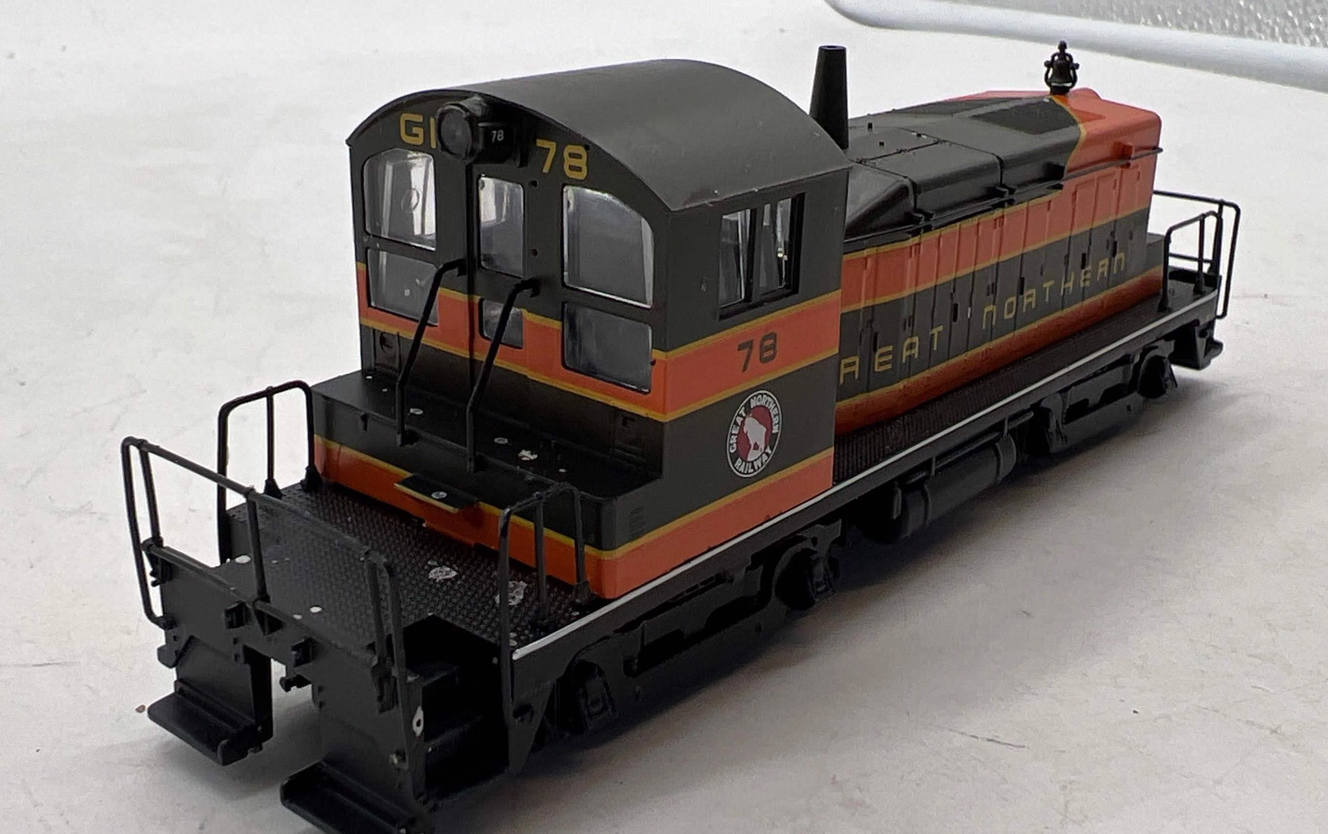 Walthers 910-9214 GREAT NORTHERN EMD SW1 Mainline Omaha Orange, Pullman Green, yellow #78 HO Scale Used Excellent - Image 4