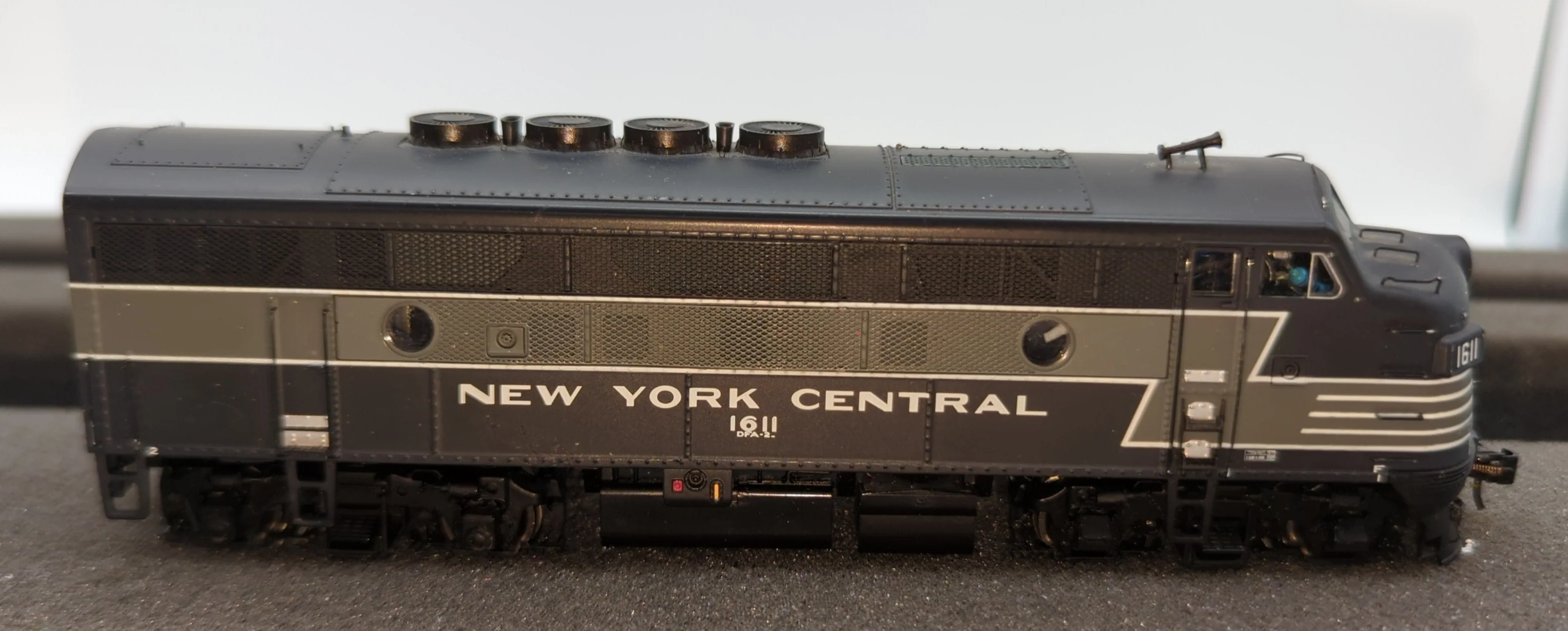 Walthers 920-41237 PROTO 2000 Diesel Powered w/Sound & DCC -- New York Central #1611 HO SCALE Like New