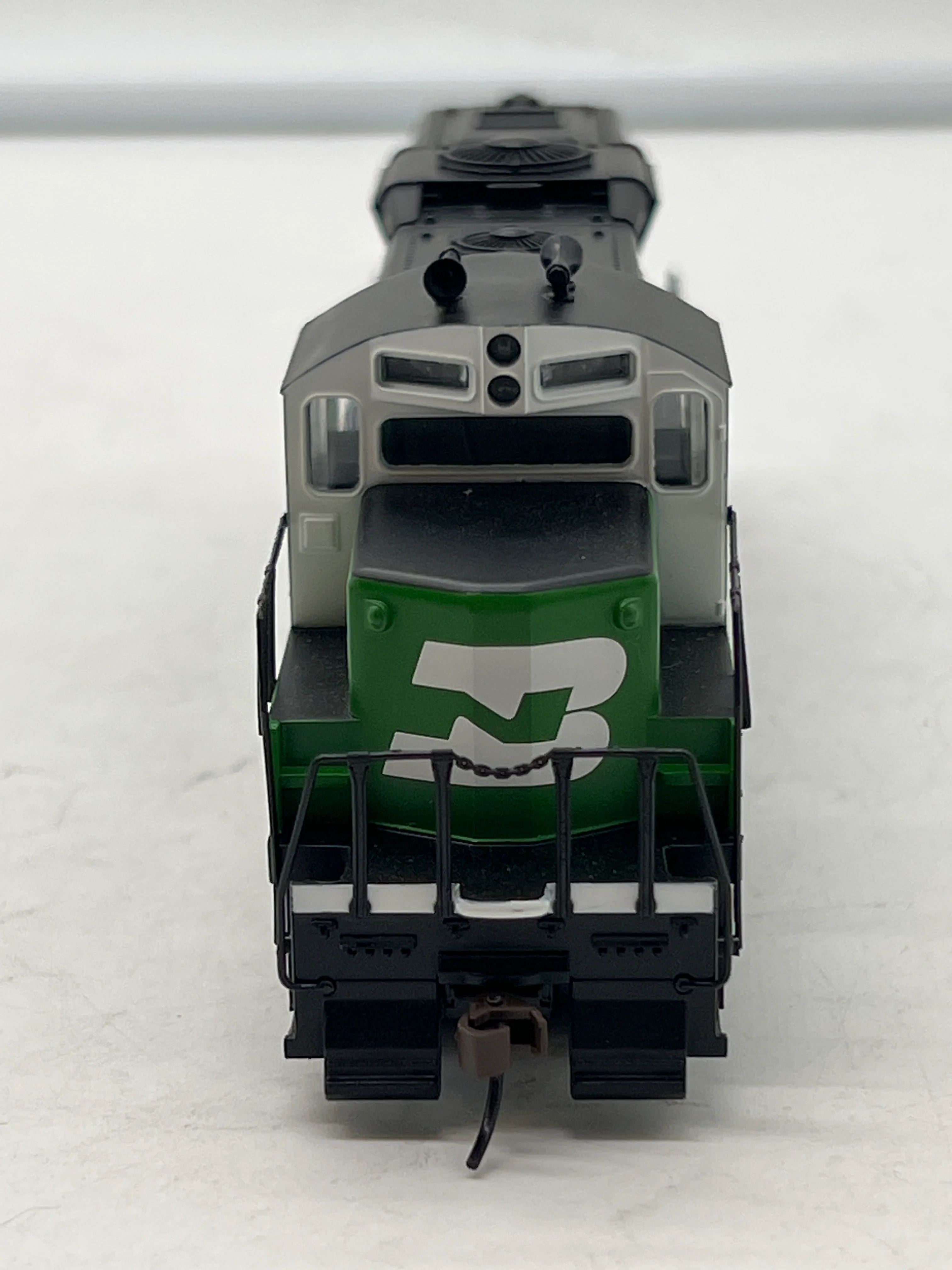 Walthers 931-101 EMD GP9M - Standard DC -- Burlington Northern #1709 (green, white) HO SCALE Like New - Image 5