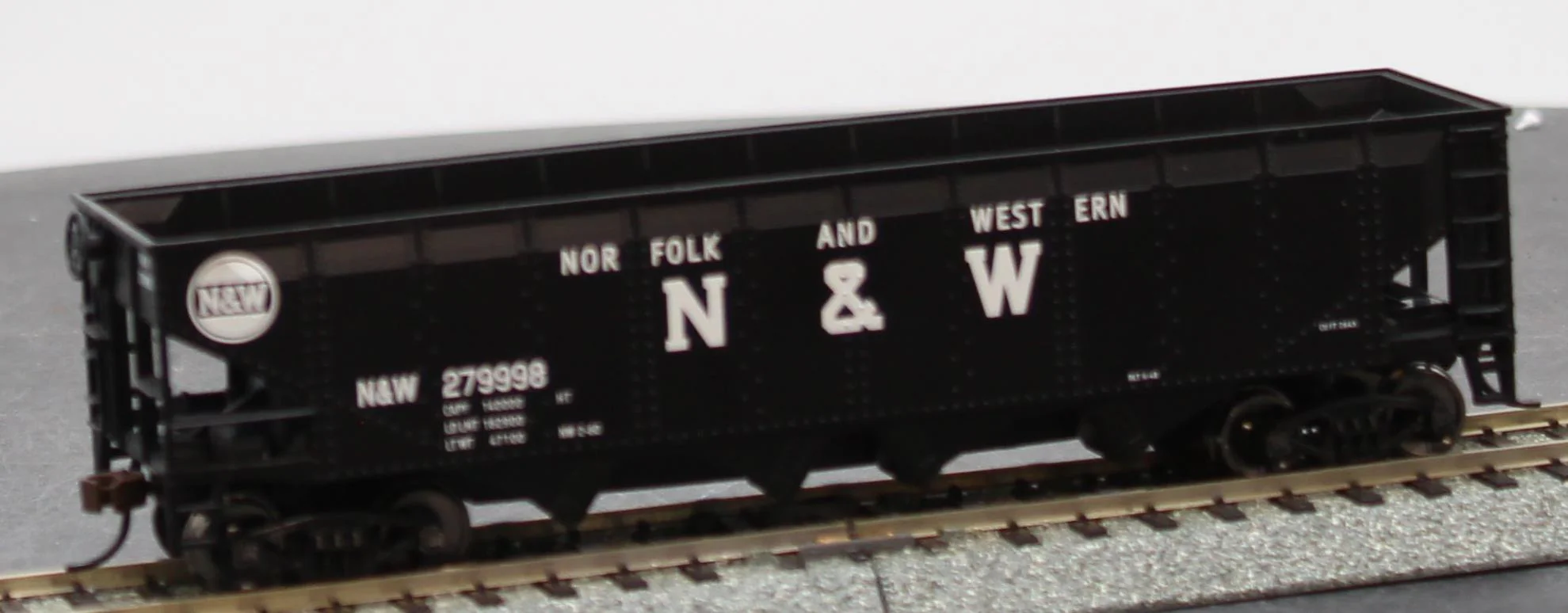 Walthers 931-1655 NORFOLK & WESTERN Offset Quad Hopper Trainline black HO Scale NEW - Image 5