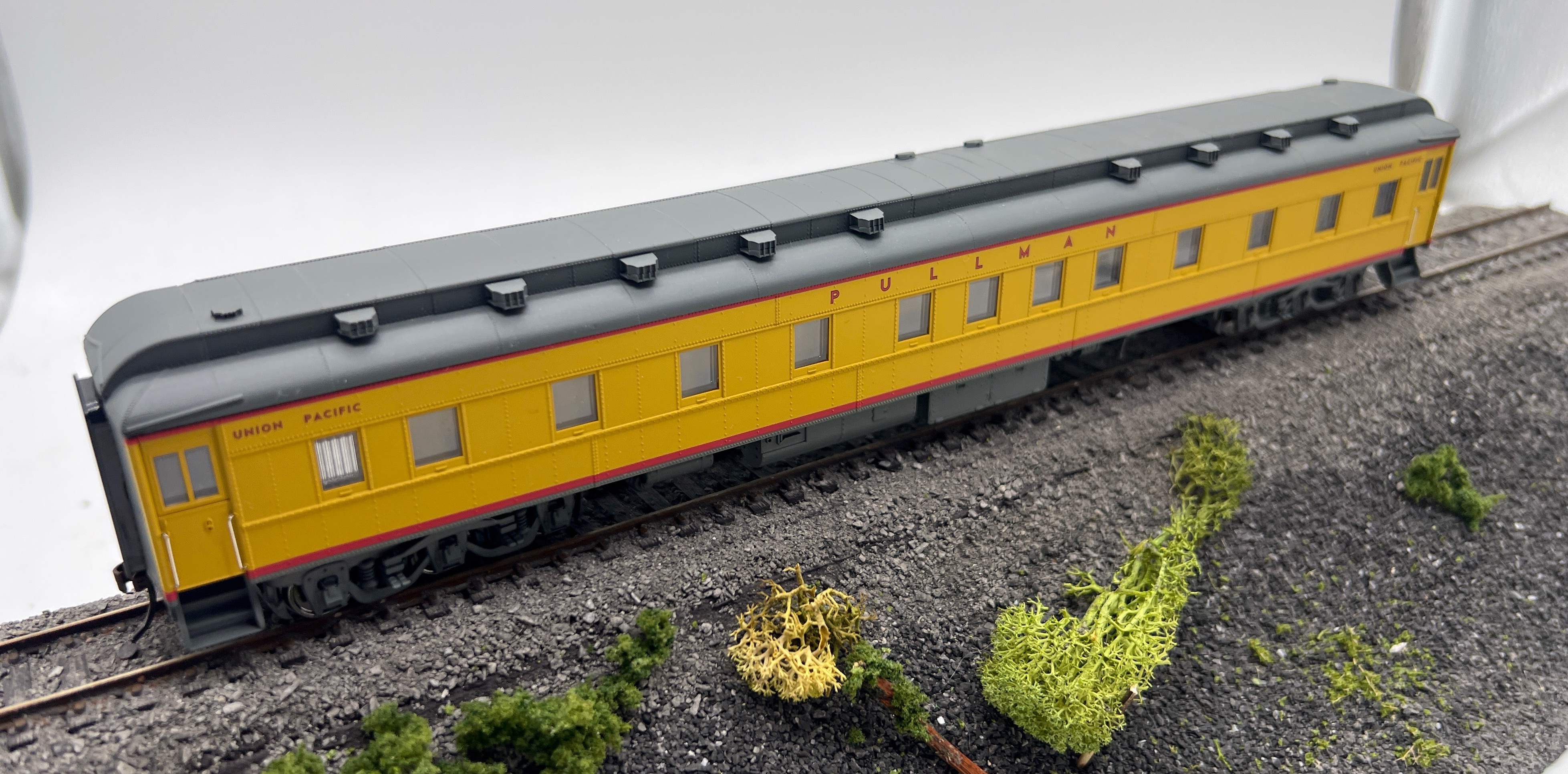 Walthers 932-10408 UNION PACIFIC UP Pullman Heavyweight 6-3 Sleeper Ready to Run yellow HO Scale Used Excellent - Image 2