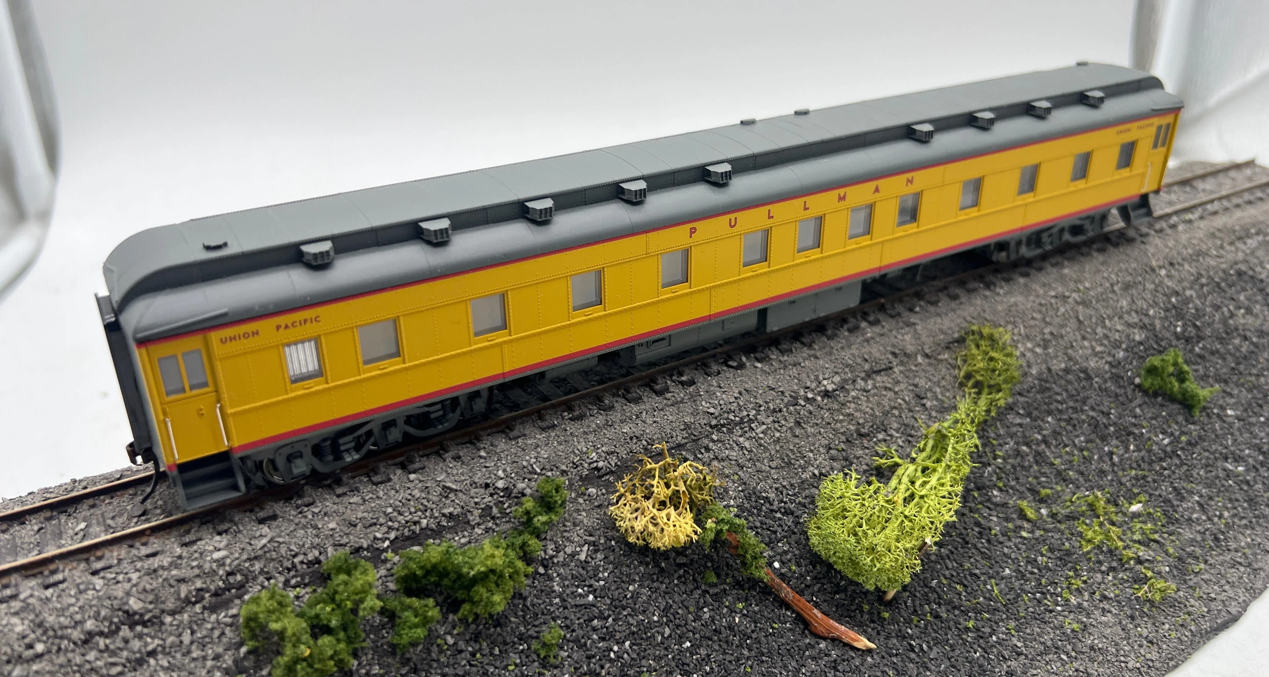 Walthers 932-10408 UNION PACIFIC UP Pullman Heavyweight 6-3 Sleeper Ready to Run yellow HO Scale Used Excellent - Image 4