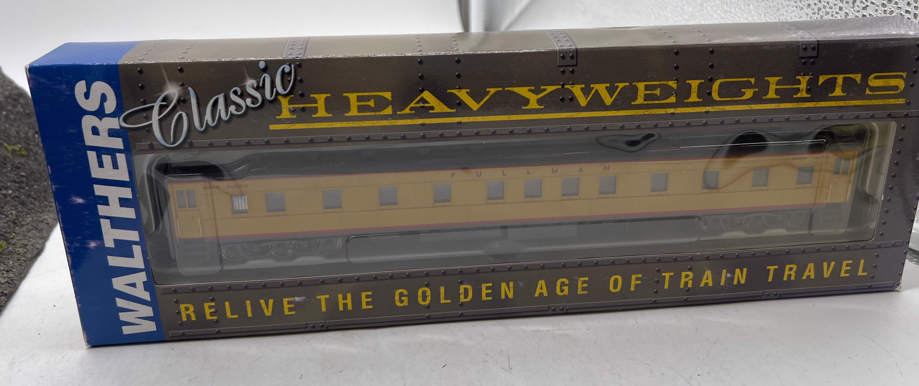 Walthers 932-10408 UNION PACIFIC UP Pullman Heavyweight 6-3 Sleeper Ready to Run yellow HO Scale Used Excellent - Image 5