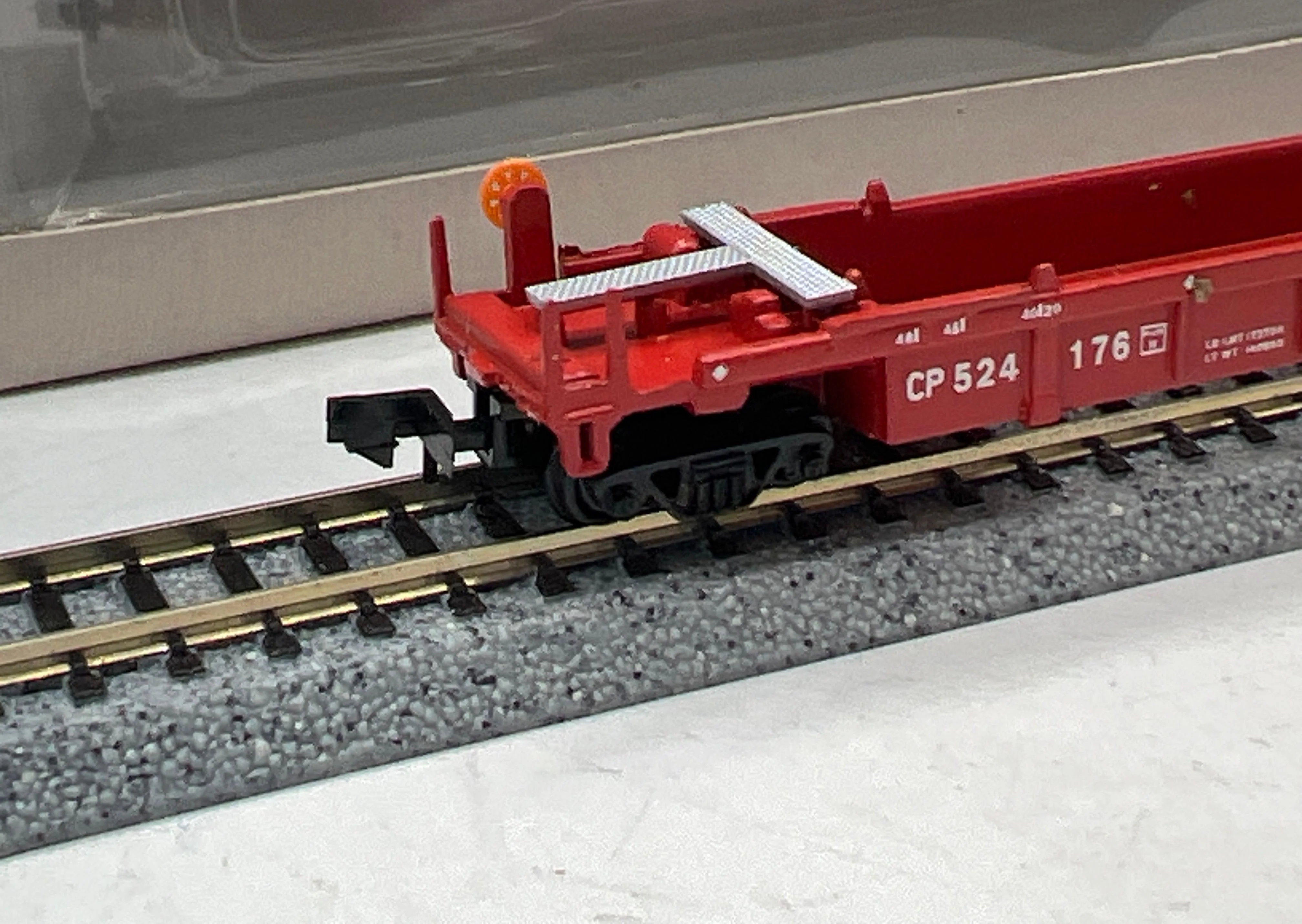Walthers 932-8056 CANADIAN PACIFIC Stand-Alone Well Car Action Red N Scale Like New - Image 3