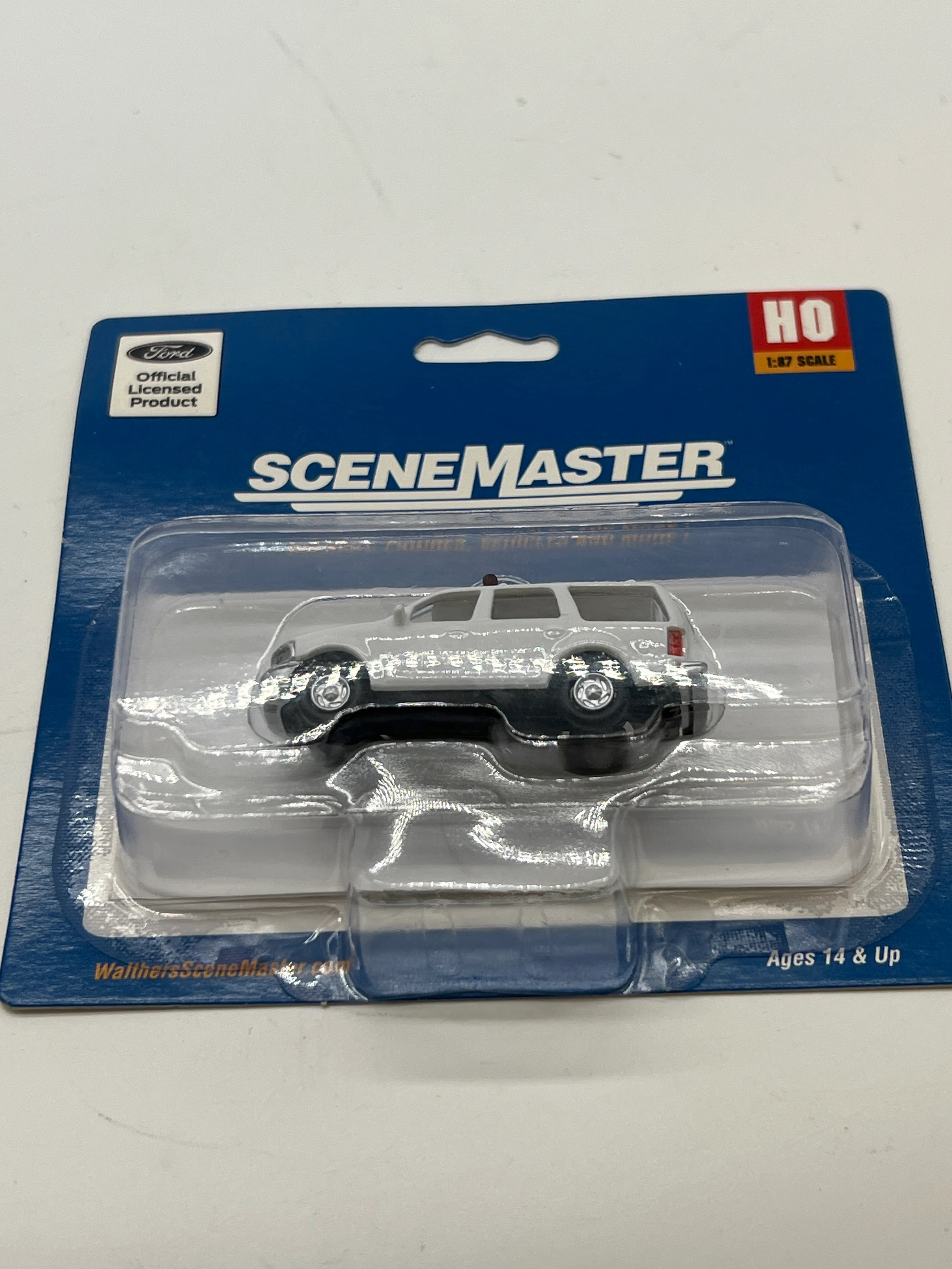 Walthers 949-12044 Ford(R) Expedition Special Service Vehicle (SSV) -- Police agency decals (white, nonworking lights) HO SCALE NEW - Image 2