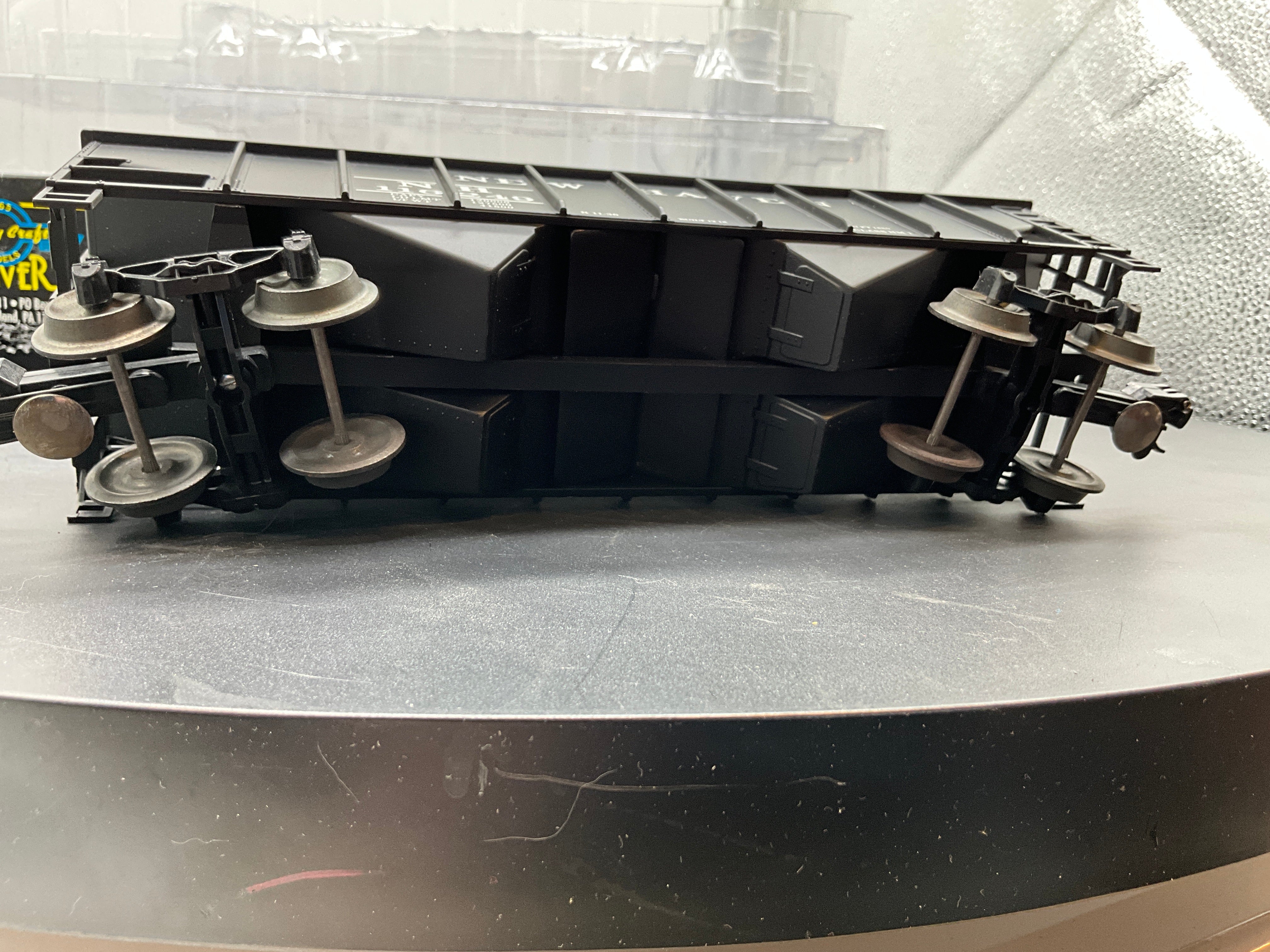 Weaver New Haven 2 Bay RIbbed Coal Car w/removable load O Scale Like New - Image 3