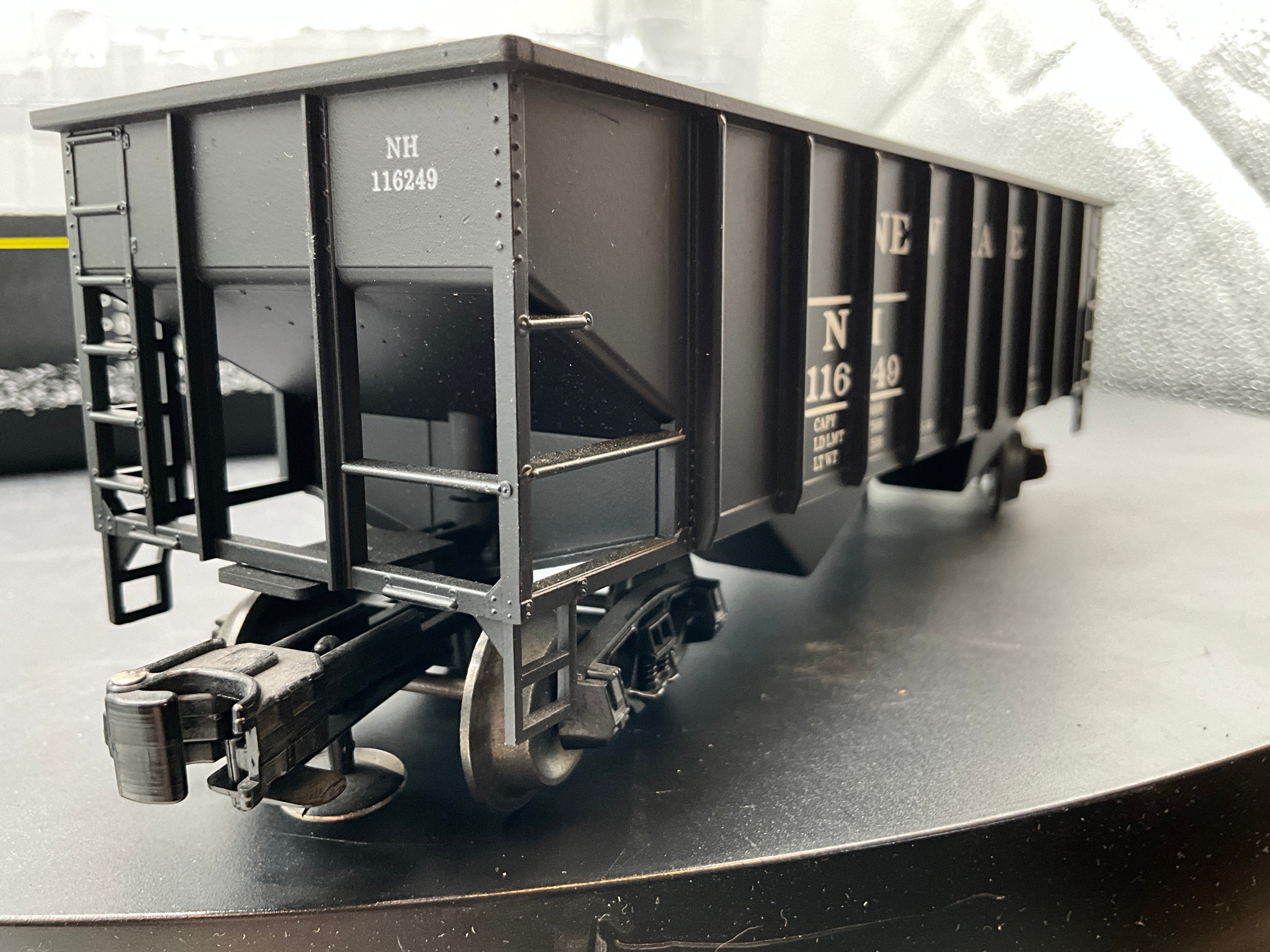 Weaver New Haven 2 Bay RIbbed Coal Car w/removable load O Scale Like New - Image 4