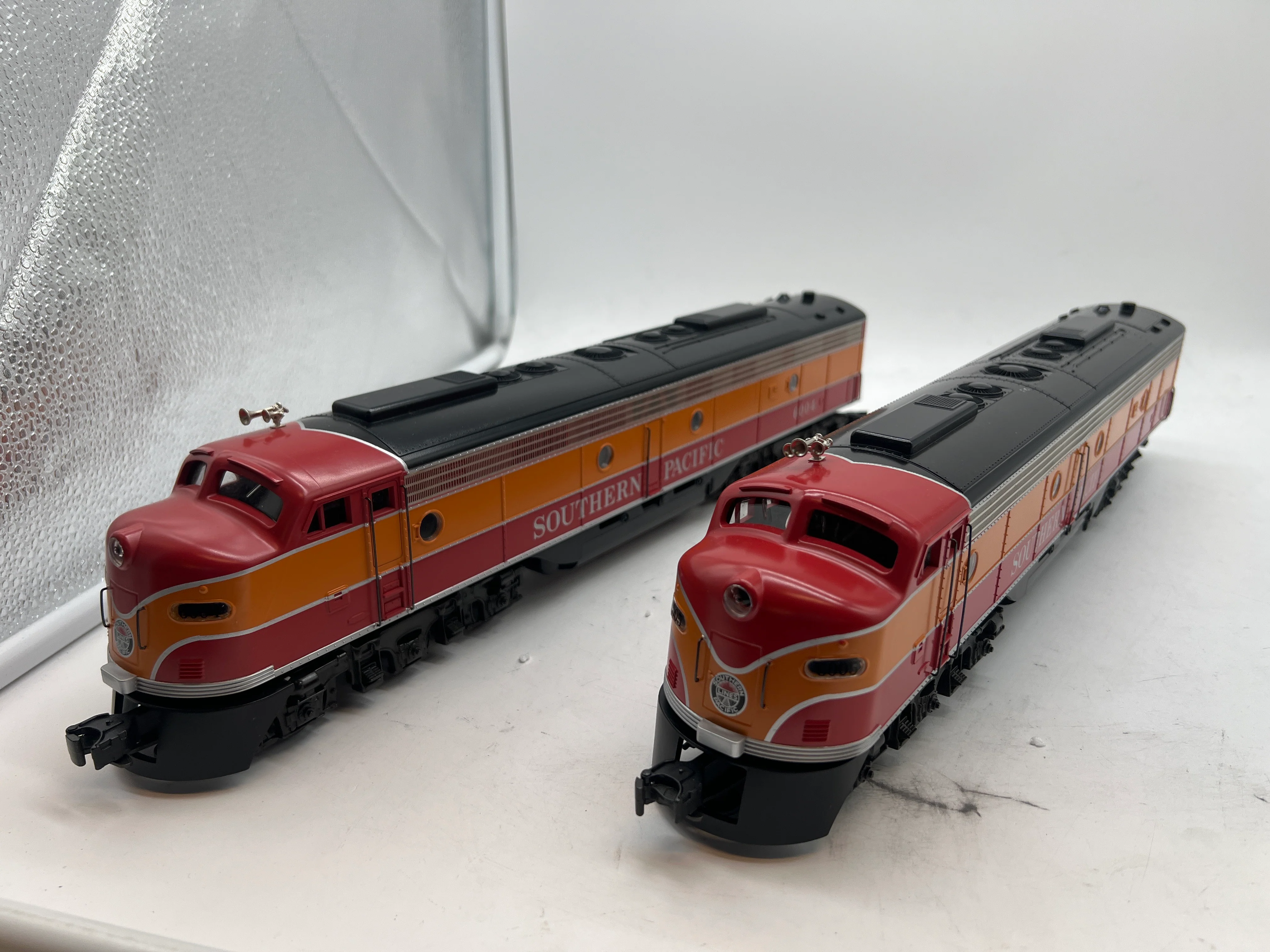 Weaver Southern Pacific SP Daylight EMD E-8 AA Diesel Locomotive Pair 3 Rail O SCALE Like New - Image 2