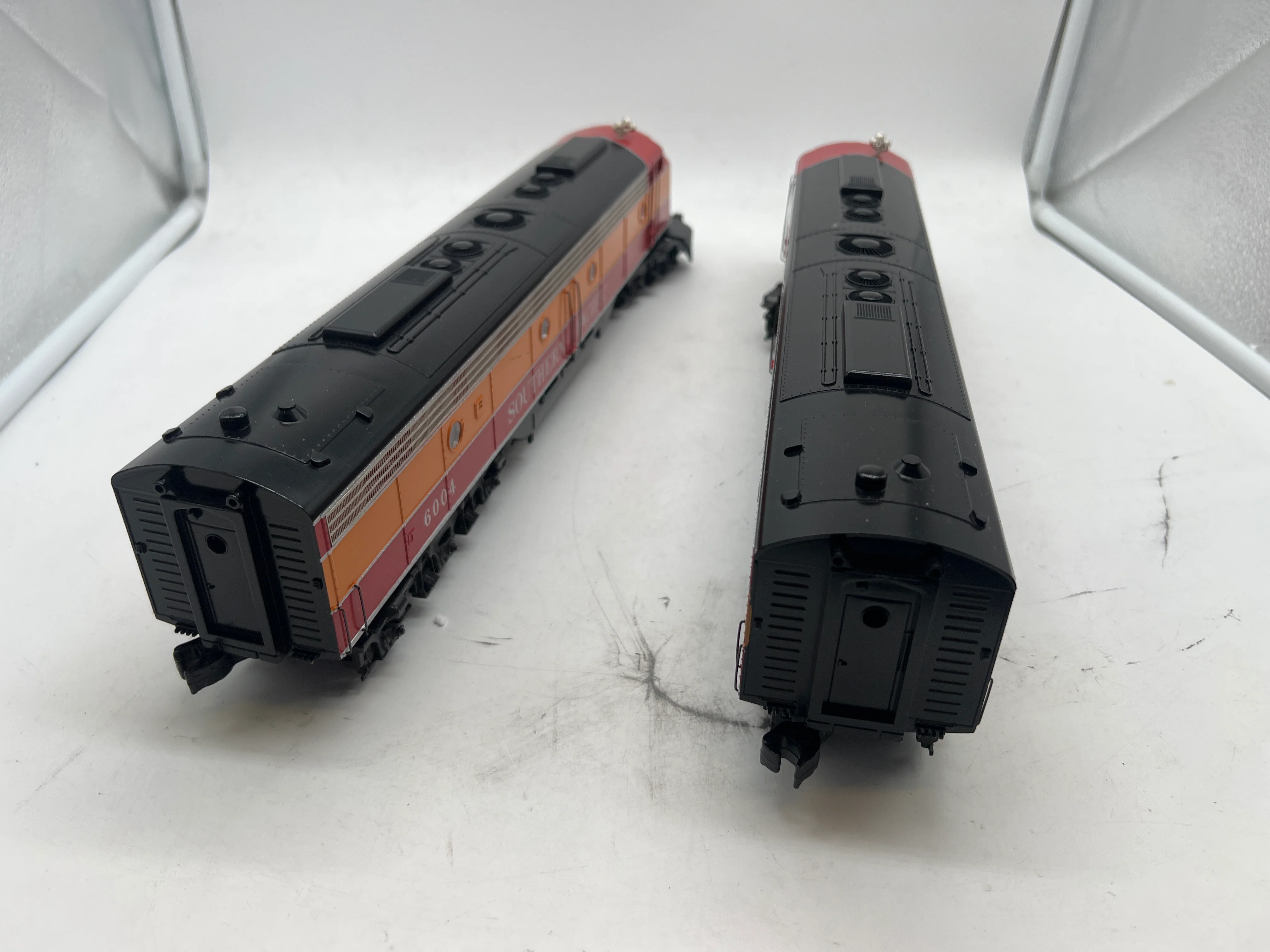 Weaver Southern Pacific SP Daylight EMD E-8 AA Diesel Locomotive Pair 3 Rail O SCALE Like New - Image 3