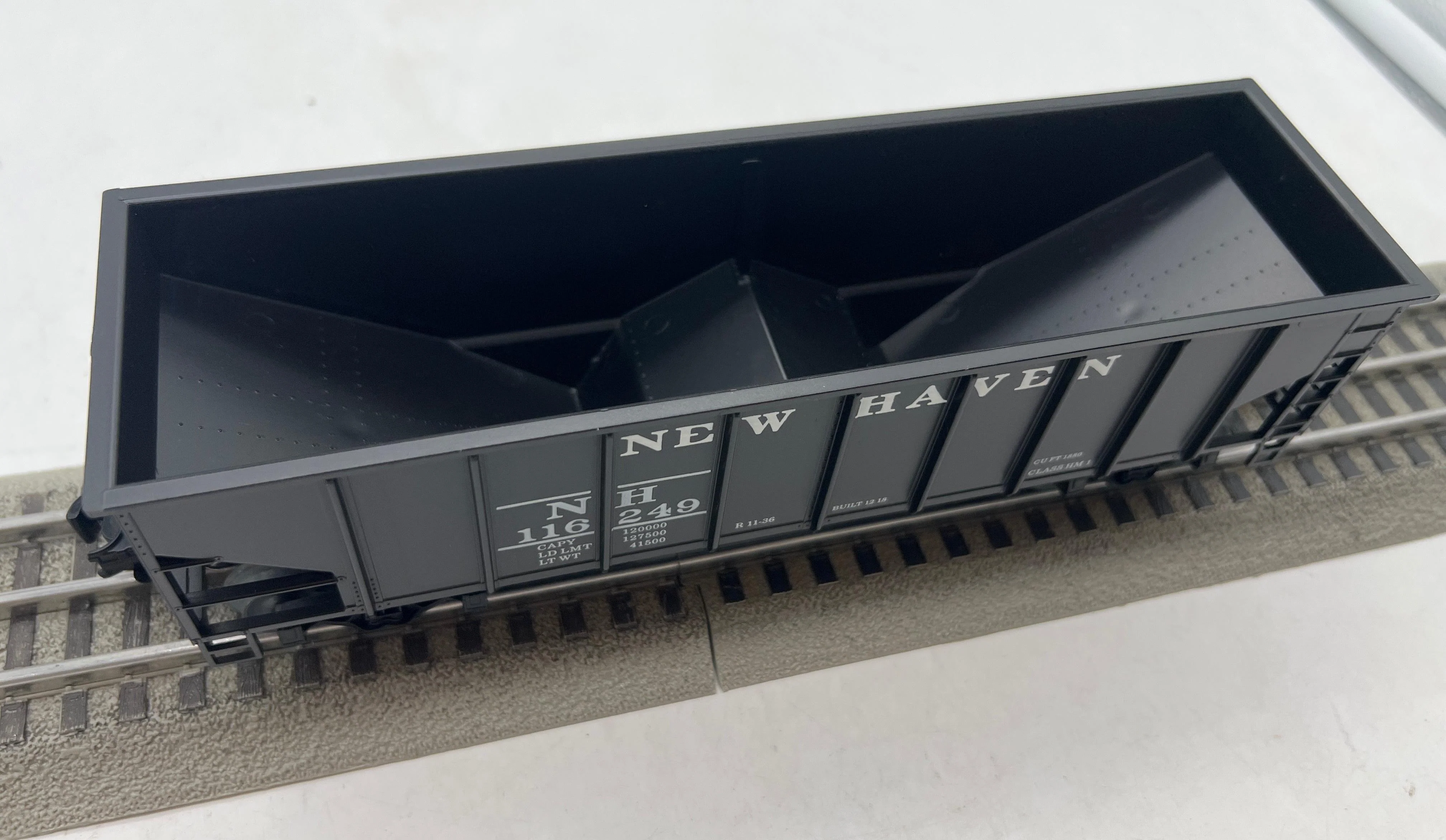 Weaver u1136l New Haven 2 bay coal car ribbed 116249 O SCALE Like New - Image 2