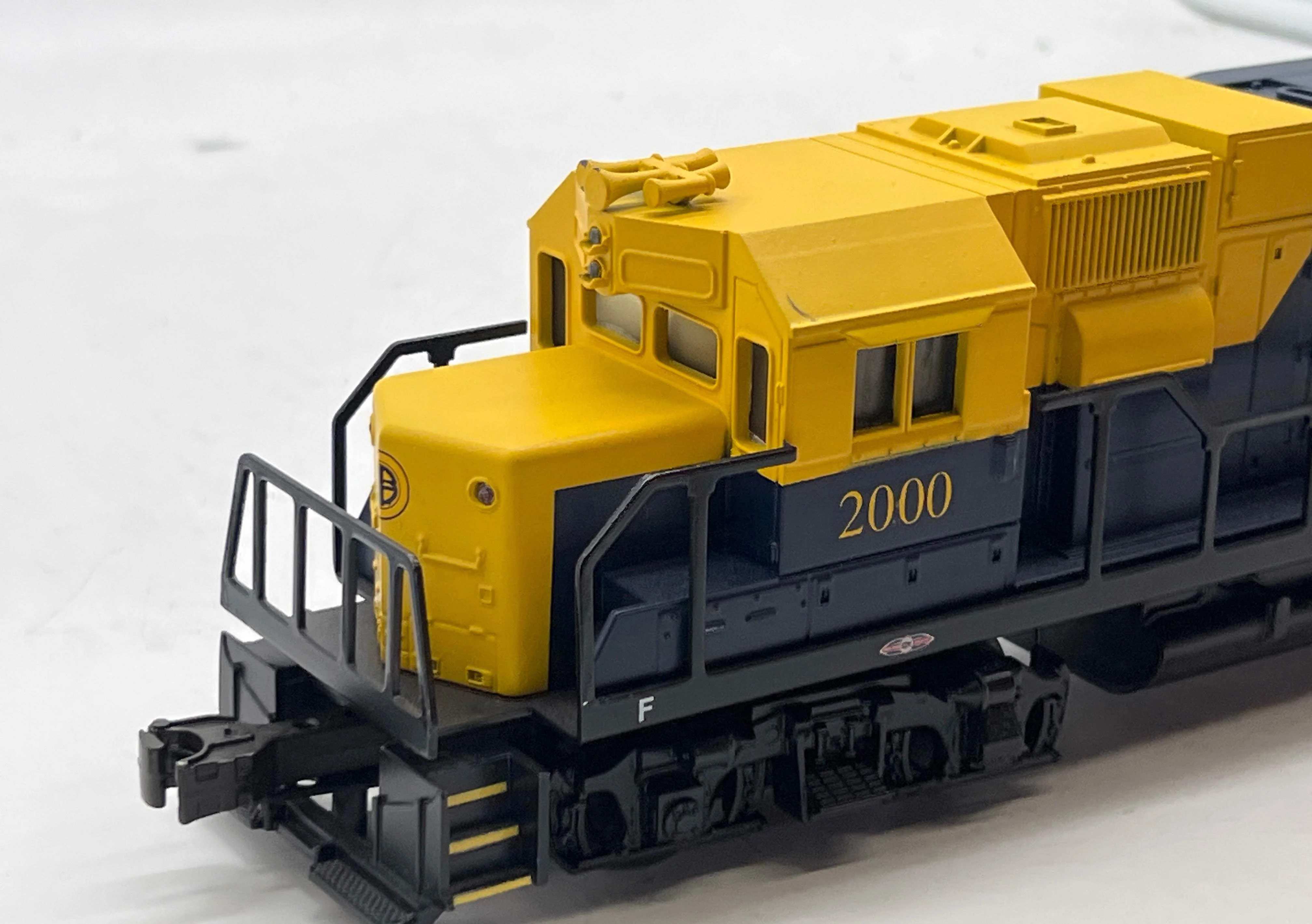 Williams 2000 Alaska GP 38 Diesel Locomotive  O SCALE Like New Damaged Box - Image 2
